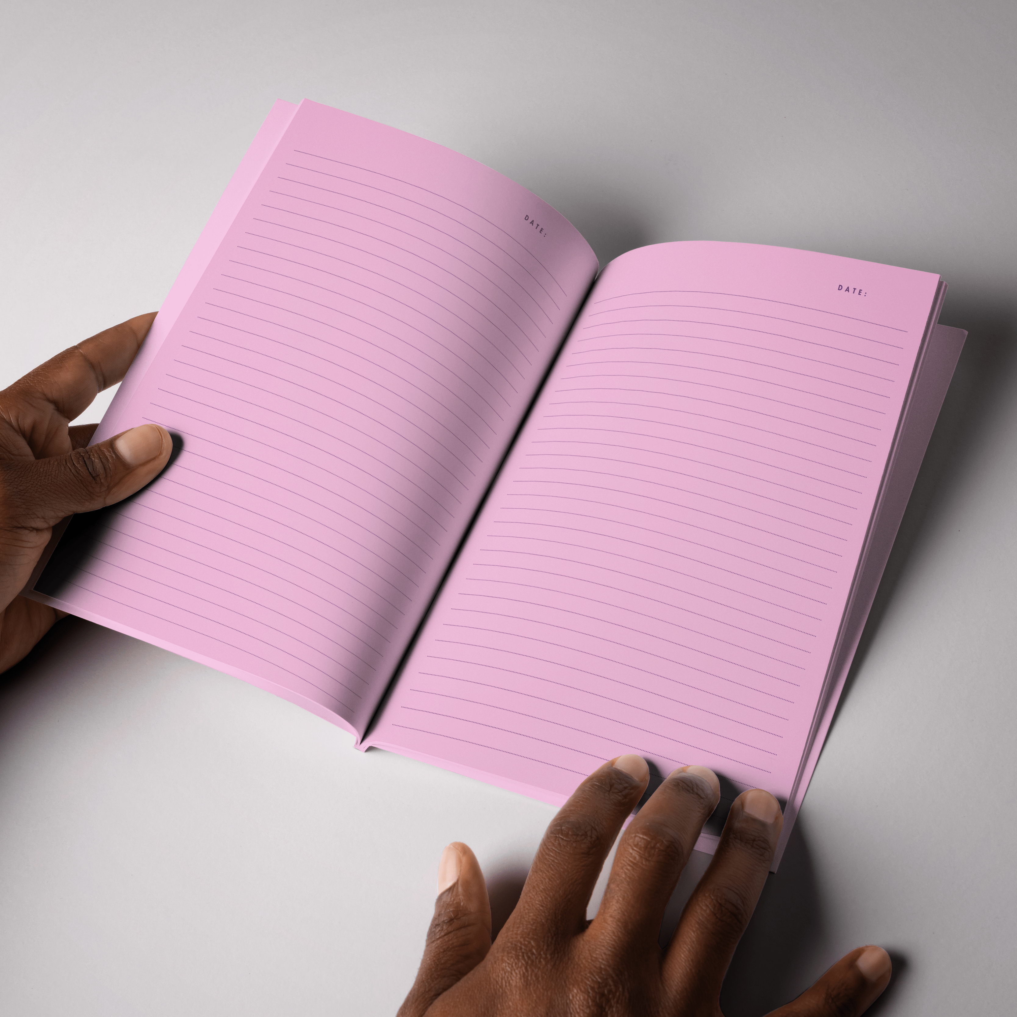 Softcover Notizbuch A5 aufgeschlagen mit rosa linierten Seiten – Pelican Prints