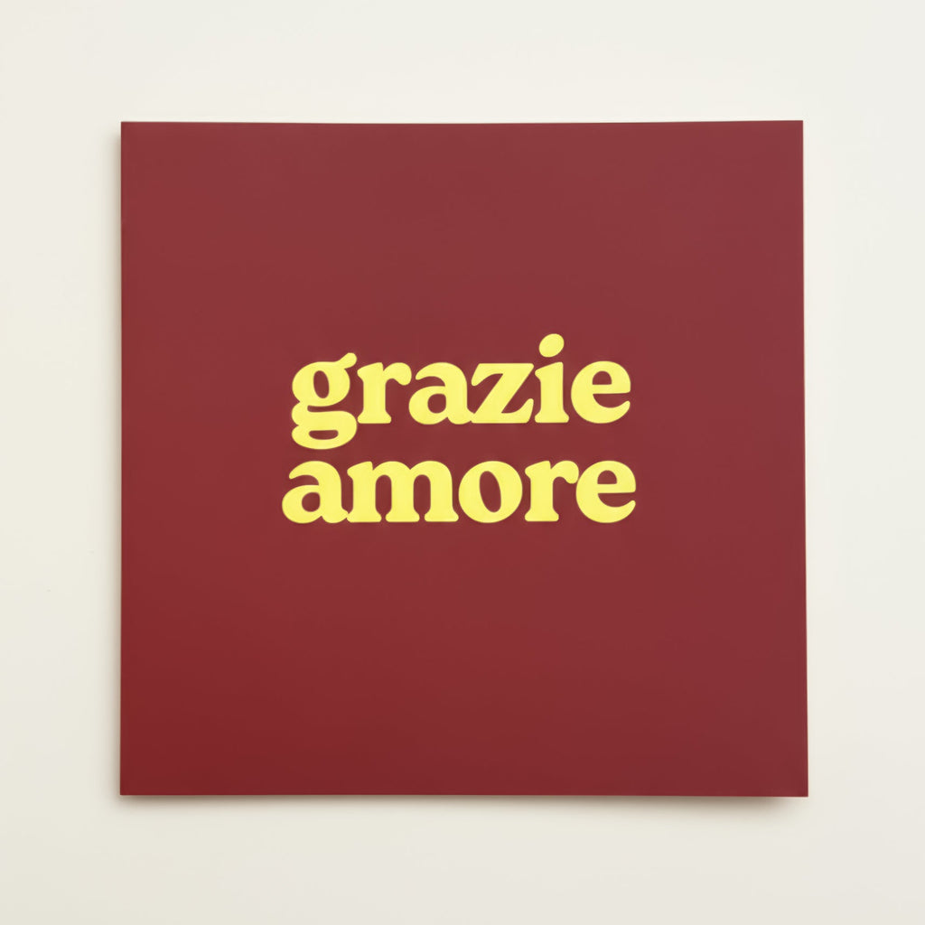 Grußkarte Grazie Amore, dunkelrot mit gelbem Schriftzug, 120x120mm