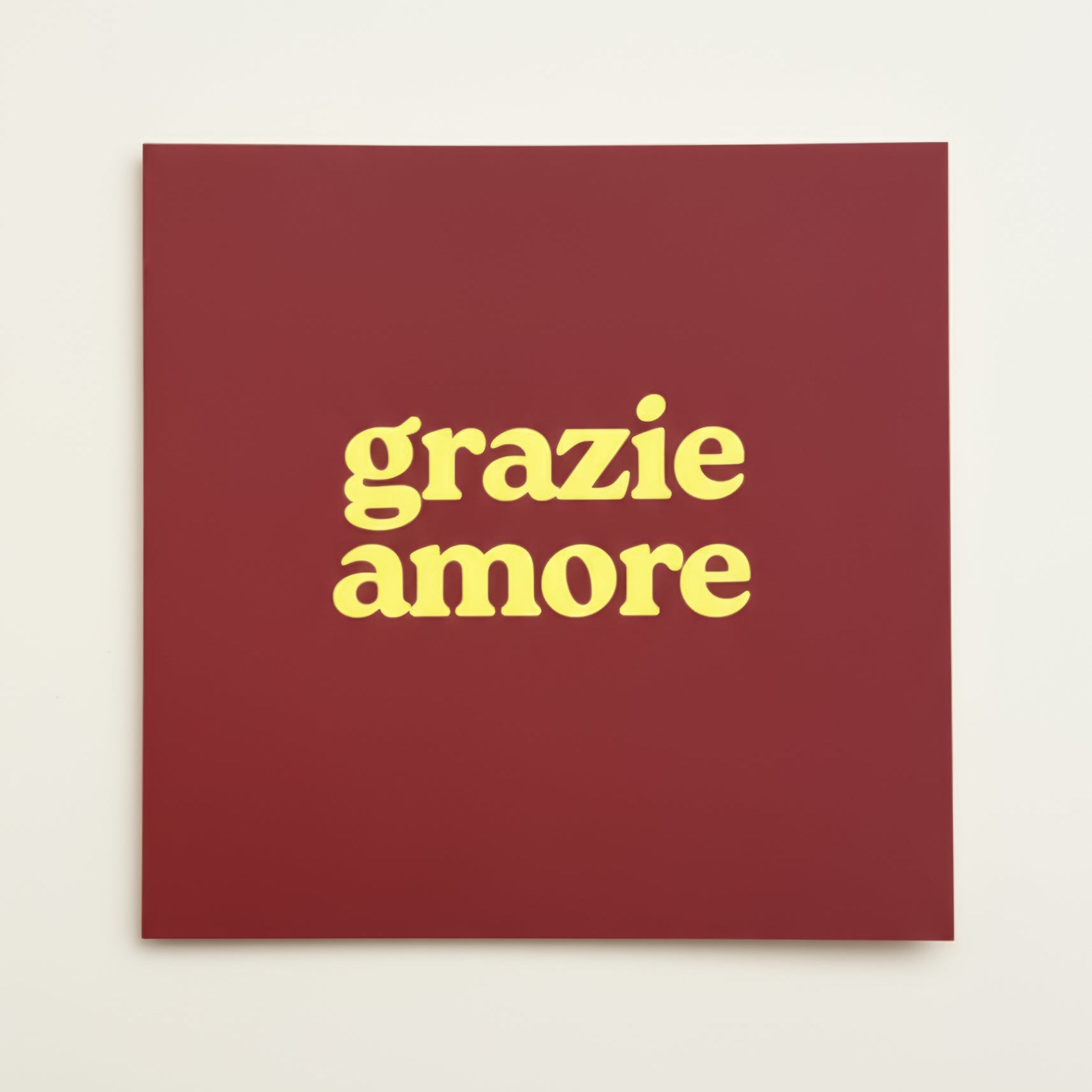 Grußkarte Grazie Amore, dunkelrot mit gelbem Schriftzug, 120x120mm