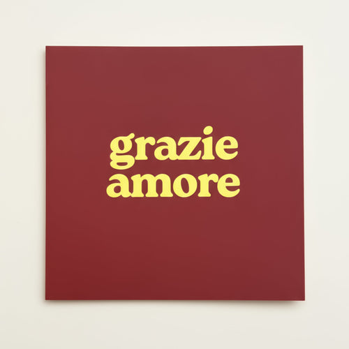 Grußkarte Grazie Amore, dunkelrot mit gelbem Schriftzug, 120x120mm