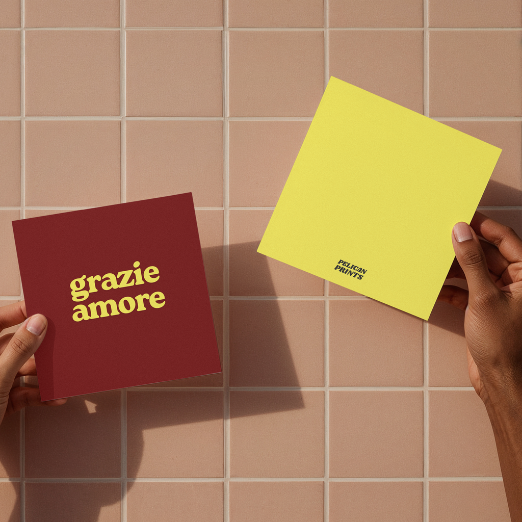 Kartenset Grazie Amore – Vorderseite dunkelrot, Rückseite gelb, beschreibbar, mit transparentem Umschlag